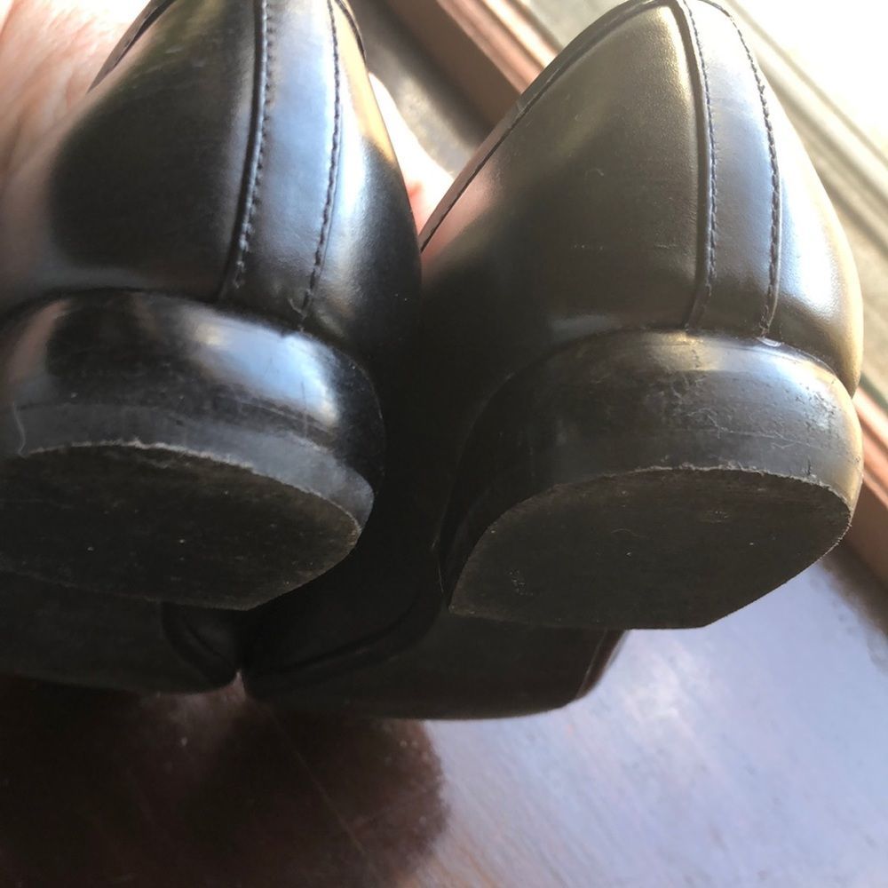 Ann Klein leather loafers in size 6M EUC black with AK logo in gold on strap - Picture 6 of 16